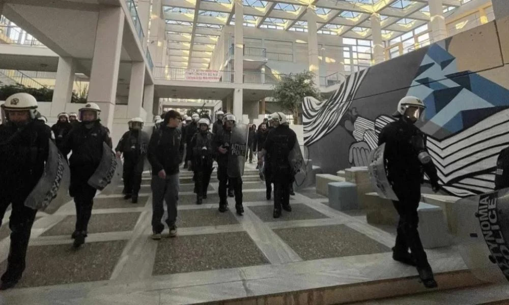 Mεσολάβηση υπουργού για την εισβολή στη Νομική καταγγέλλει ο Κοσμήτορας